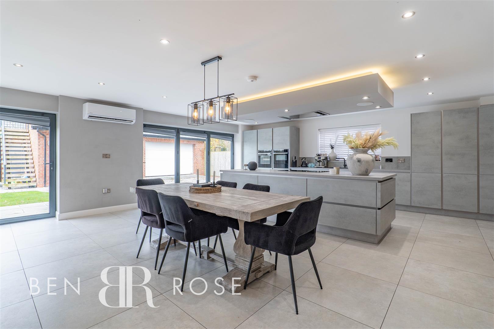 6 bed property in Meadowcroft Gardens, Preston